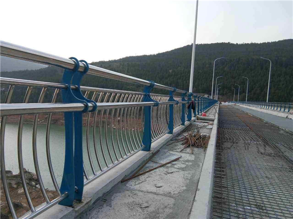 云阳不锈钢桥梁护栏的特点及其在桥梁安全中的重要作用