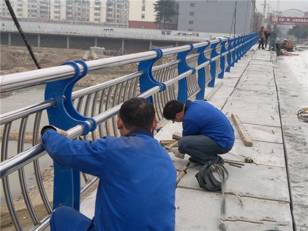 云阳不锈钢桥梁护栏除锈维护的重要性及其方法