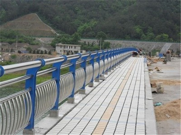 云阳不锈钢桥梁护栏的特性及其在现代建筑中的应用